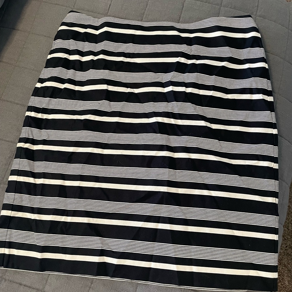 Ann Taylor size 2 black and white striped skirt.
